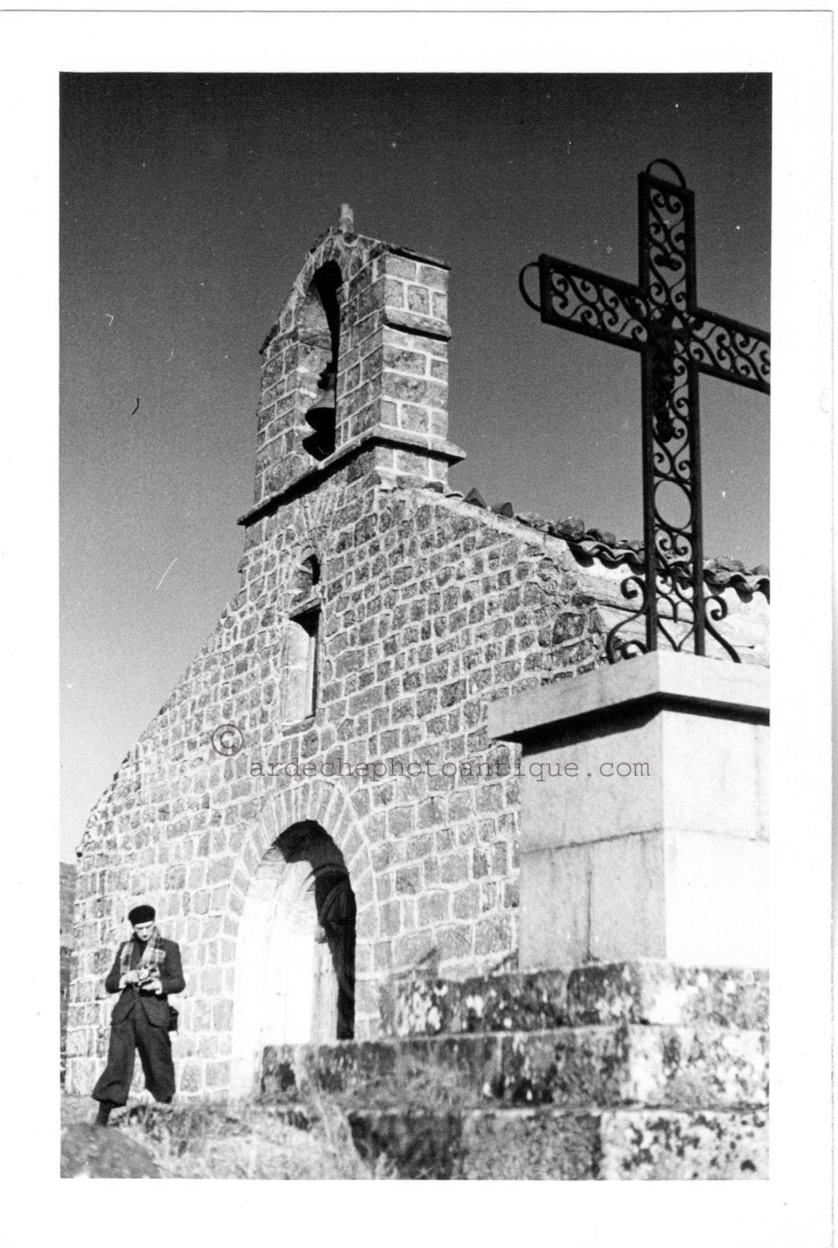 Pourchères.Eglise St Julien et personnage.Ardèche.07.Années 1950'.Photo argentique d'époque sur papier noir et blanc brillant.