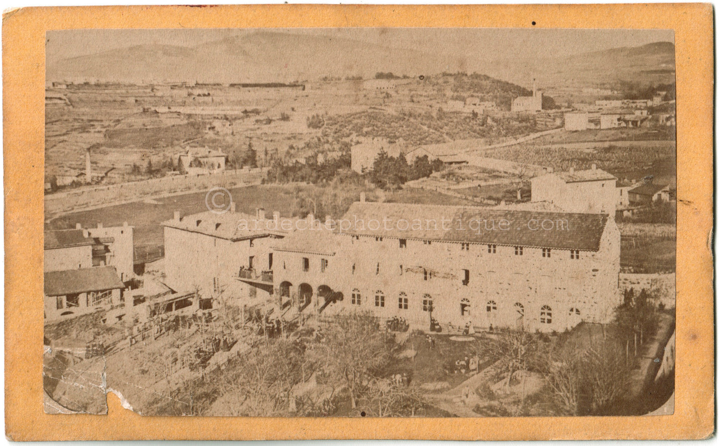 Cdv Ardèche Moulinage Ardèchois et nombreux personnages.Urbain Ginestet Fils Peintre-Photographe à Annonay.Photographie Format photo carte de visite 6,4x10,4cm.1878