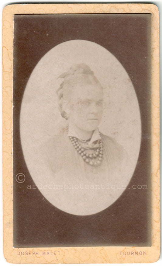 Cdv Ardèche Tournon. Photographe et Assureur Joseph Malet.Photographie d'une femme au collier prise en buste.Format photo carte de visite 6,3x10,4cm.1880.