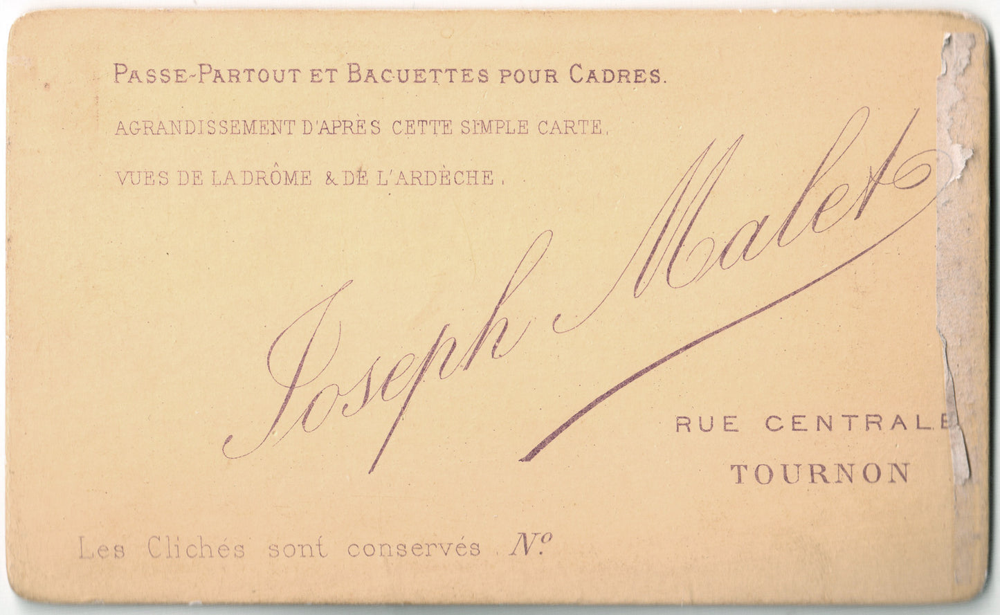 Cdv Ardèche Tournon. Photographe et Assureur Joseph Malet.Photographie d'une femme au collier prise en buste.Format photo carte de visite 6,3x10,4cm.1880.
