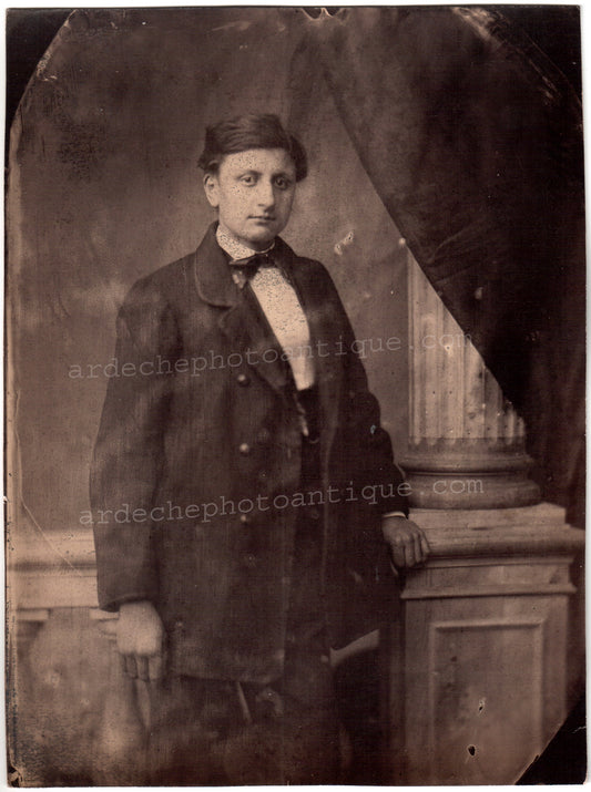 Jean-Baptiste Frénet (1814-1889).Photographie, 1855-1862, Portrait d'un jeune homme aux yeux vifs. Tirage sur papier Albuminé d'aprés un négatif au collodion, format 17x22,5cm