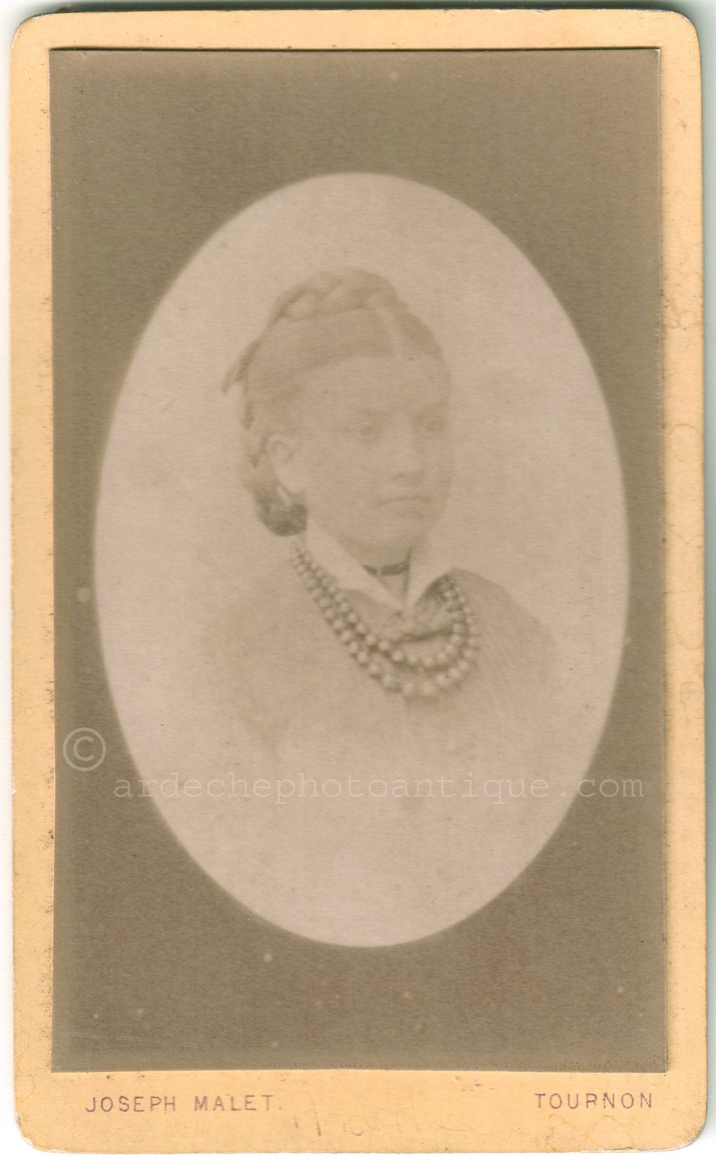 Cdv Ardèche Tournon. Photographe et Assureur Joseph Malet.Photographie d'une femme prise en buste.Format photo carte de visite 6,3x10,4cm.1880.4