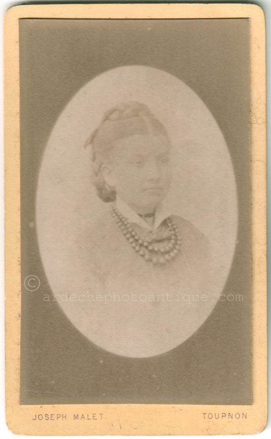 Cdv Ardèche Tournon. Photographe et Assureur Joseph Malet.Photographie d'une femme prise en buste.Format photo carte de visite 6,3x10,4cm.1880.4