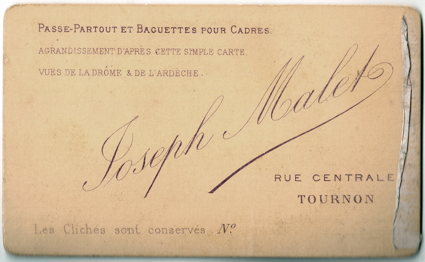 Cdv Ardèche Tournon. Photographe et Assureur Joseph Malet.Photographie d'une femme prise en buste.Format photo carte de visite 6,3x10,4cm.1880.4