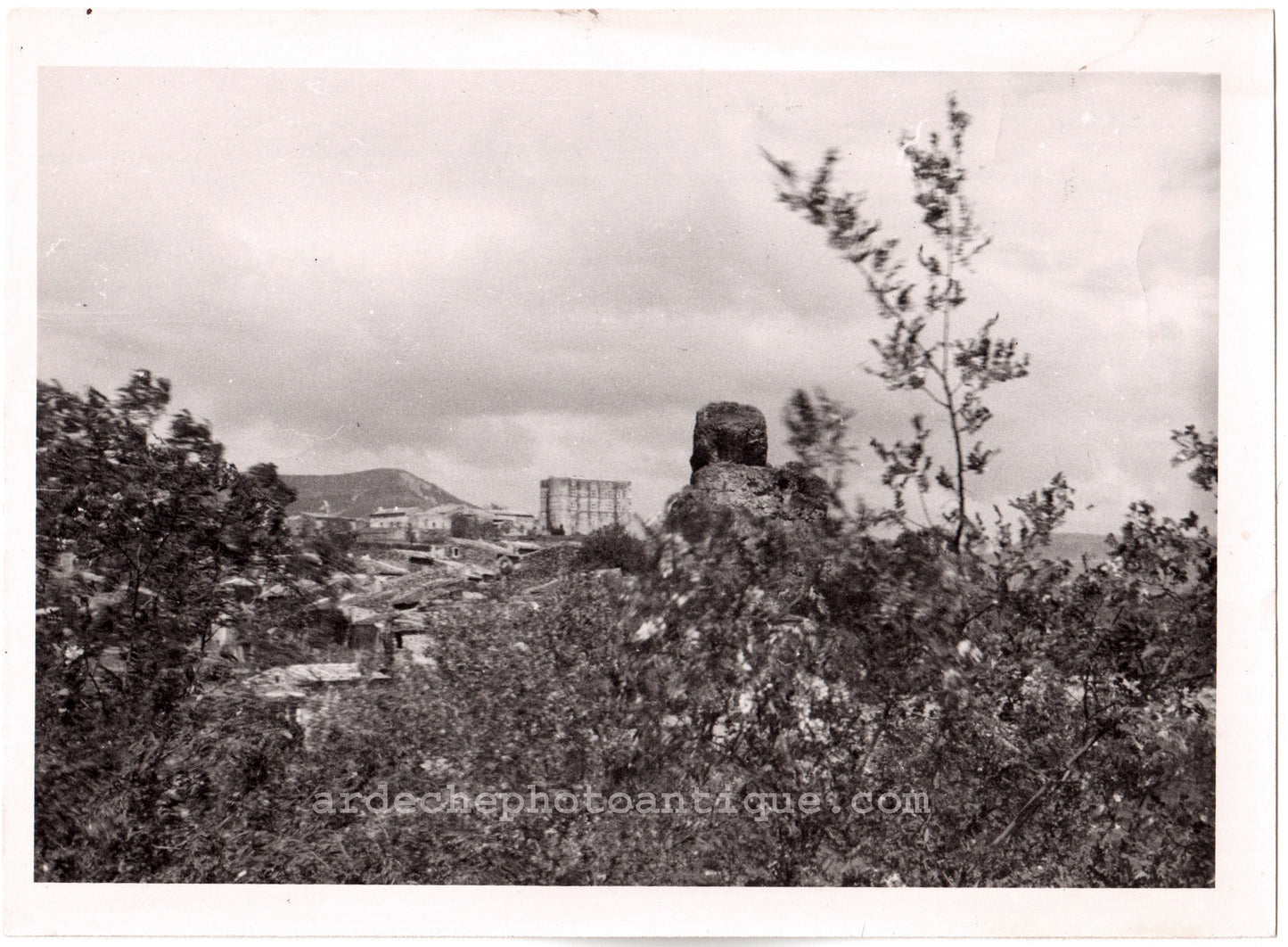 Alba la Romaine et Quartier la Roche.Aps.Ardèche.07.Vue Générale, le hameau de la Roche en premier plan et en fond le village et le Château d'Alba.1938.Photo argentique d'époque.