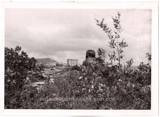 Alba la Romaine et Quartier la Roche.Aps.Ardèche.07.Vue Générale, le hameau de la Roche en premier plan et en fond le village et le Château d'Alba.1938.Photo argentique d'époque.