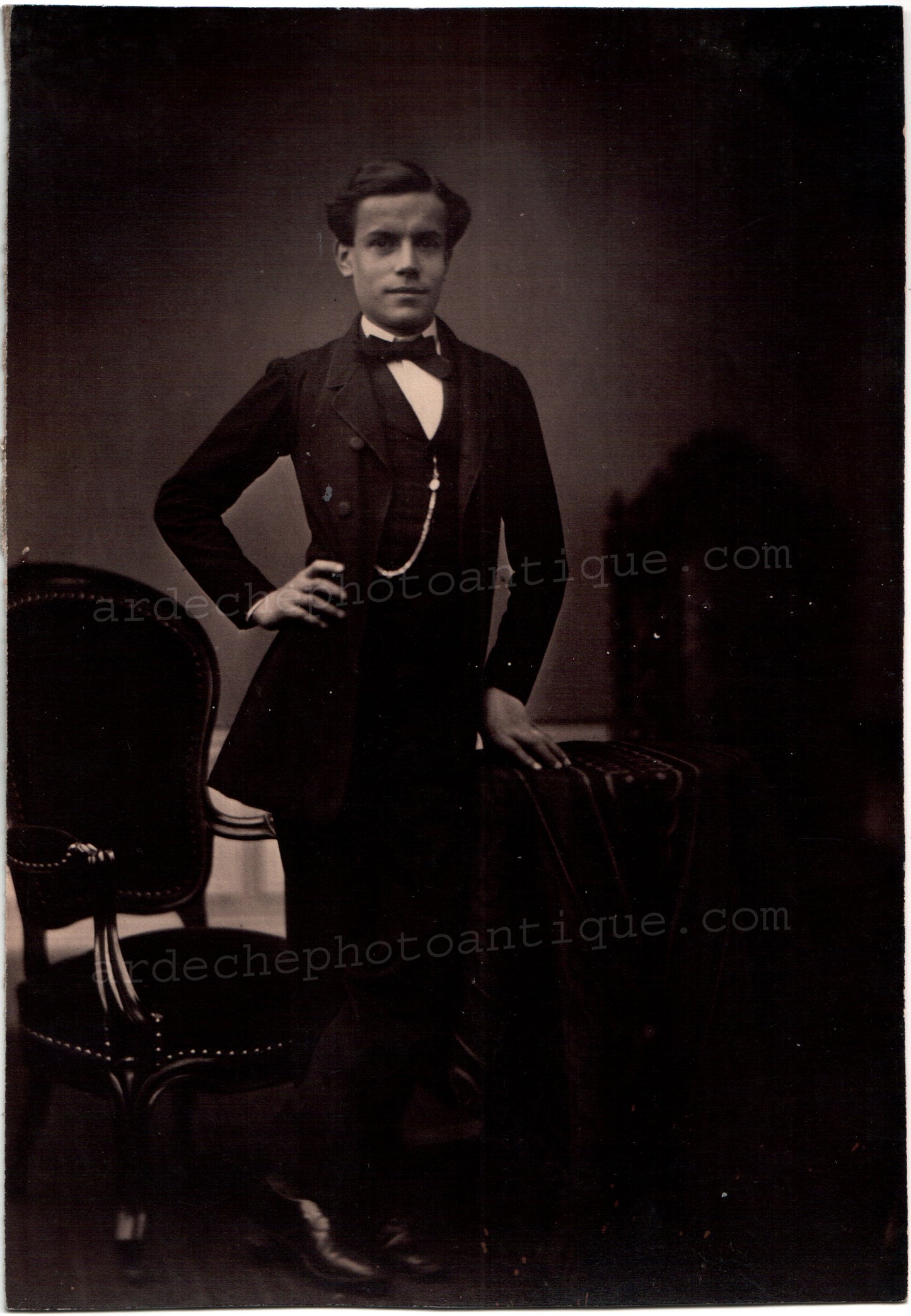 Jean-Baptiste Frénet (1814-1889).Photographie, 1855-1862, Portrait plein pied d'un jeune homme élégant, mince, au sourire, un main sur la hanche, avec une montre à gousset à son gilet. Tirage sur papier Albuminé, format 15x22,5cm