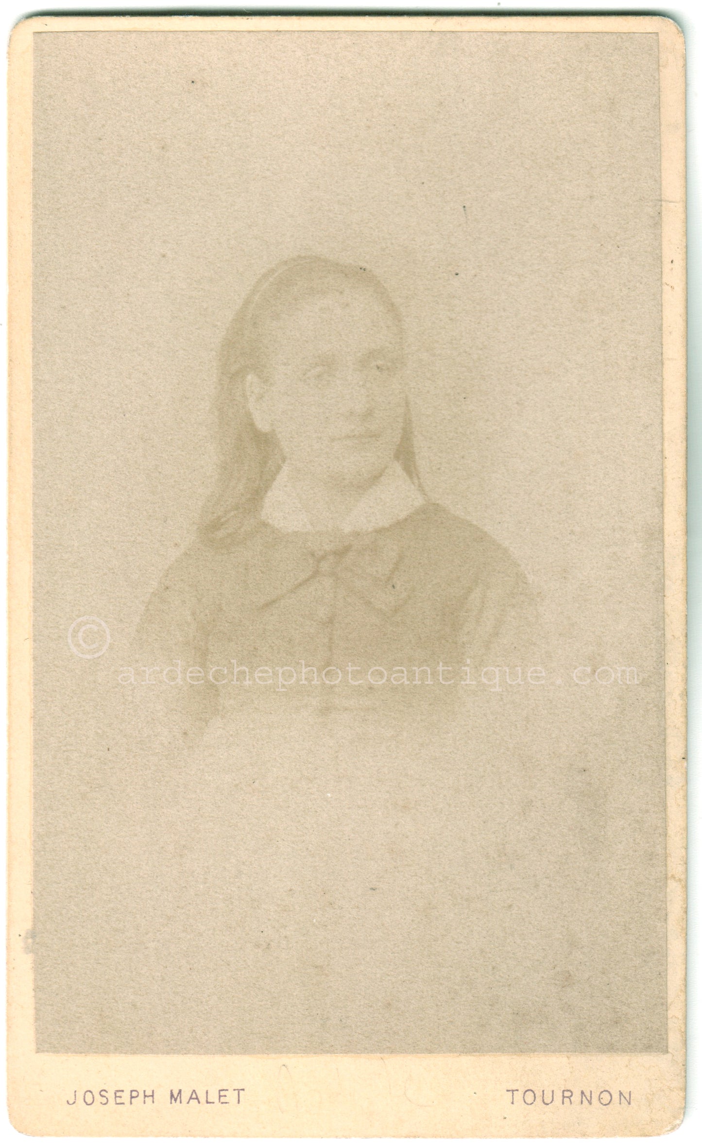 Cdv Ardèche Tournon. Photographe et Assureur Joseph Malet.Photographie d'une jeune fille prise en buste.Format photo carte de visite 6,3x10,4cm.1880.