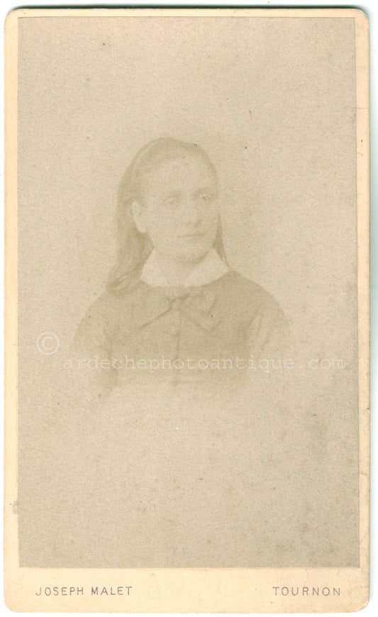 Cdv Ardèche Tournon. Photographe et Assureur Joseph Malet.Photographie d'une jeune fille prise en buste.Format photo carte de visite 6,3x10,4cm.1880.