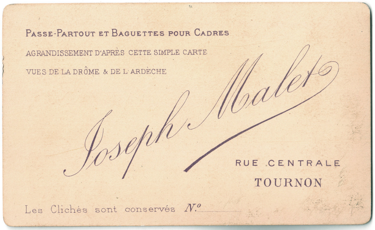 Cdv Ardèche Tournon. Photographe et Assureur Joseph Malet.Photographie d'une jeune fille prise en buste.Format photo carte de visite 6,3x10,4cm.1880.