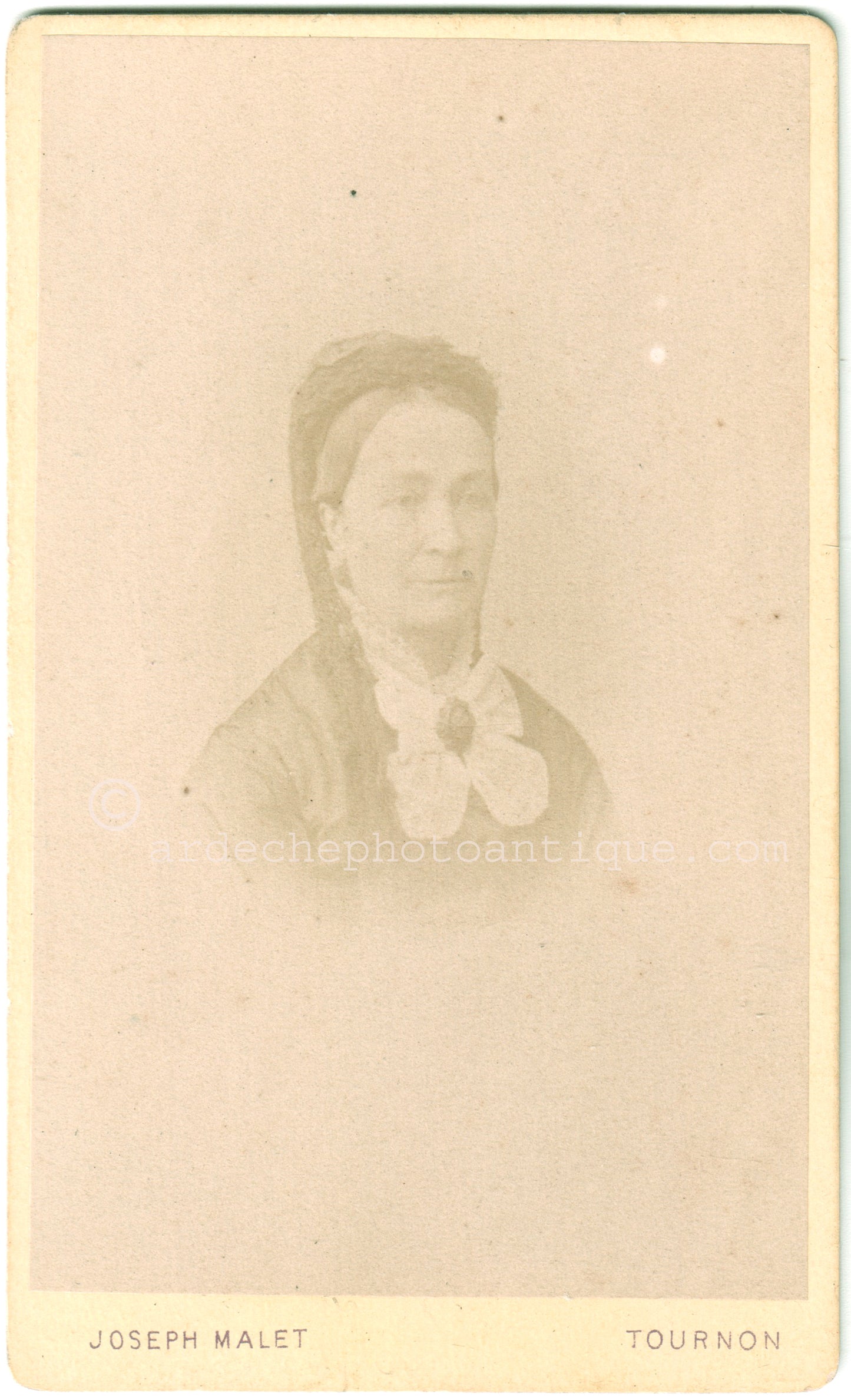 Cdv Ardèche Tournon. Photographe et Assureur Joseph Malet.Photographie d'une femme prise en buste.Format photo carte de visite 6,3x10,4cm.1880.2