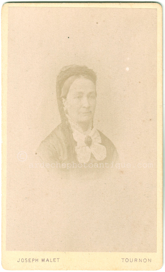 Cdv Ardèche Tournon. Photographe et Assureur Joseph Malet.Photographie d'une femme prise en buste.Format photo carte de visite 6,3x10,4cm.1880.2