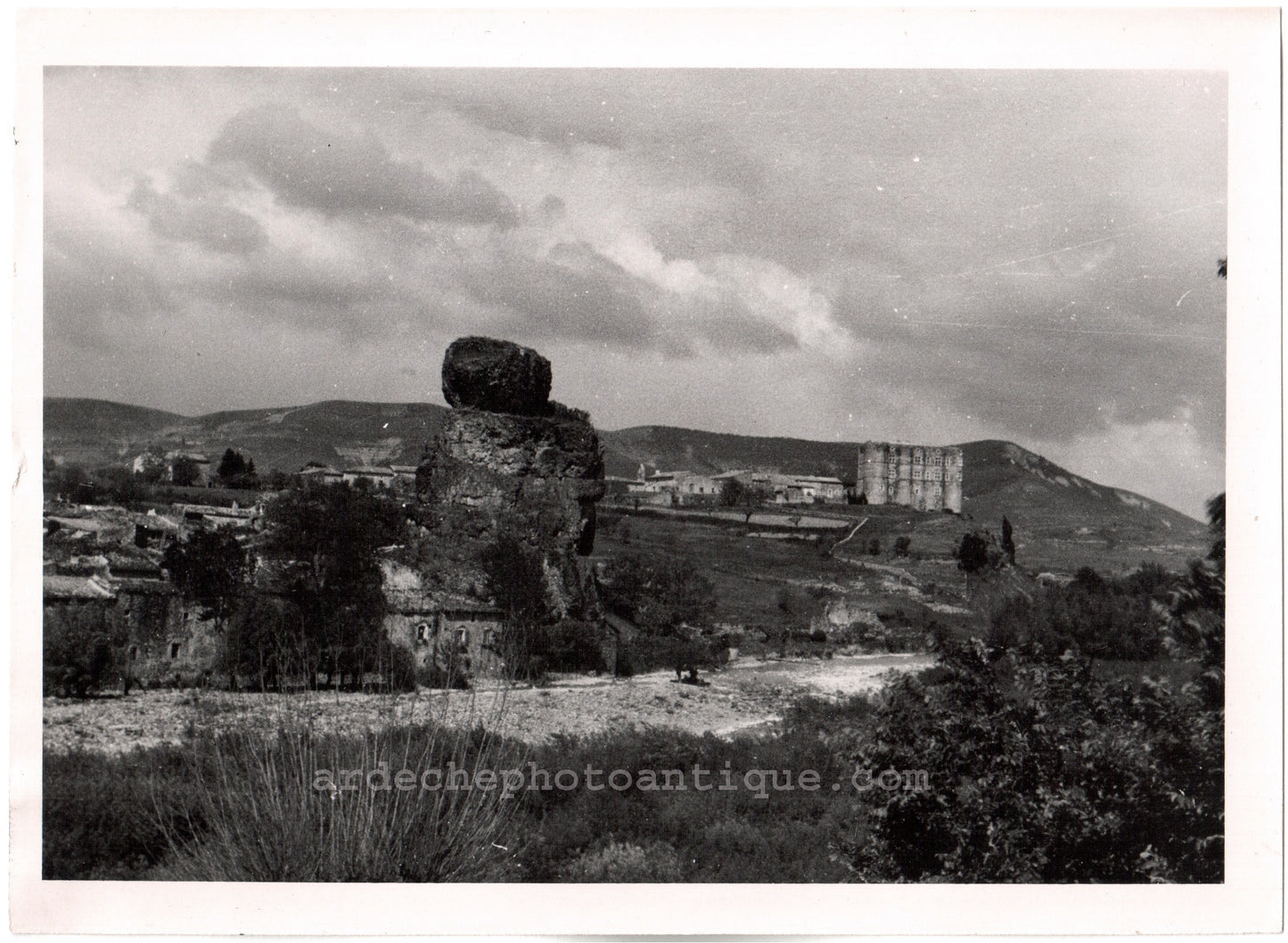 Alba la Romaine et Quartier la Roche.Aps.Ardèche.07.Vue Générale sur le hameau de la Roche, en premier plan la rivière l'Escoutay et en fond le village et le Château d'Alba.Stereo Scène de vie 1938.Photo argentique d'époque.