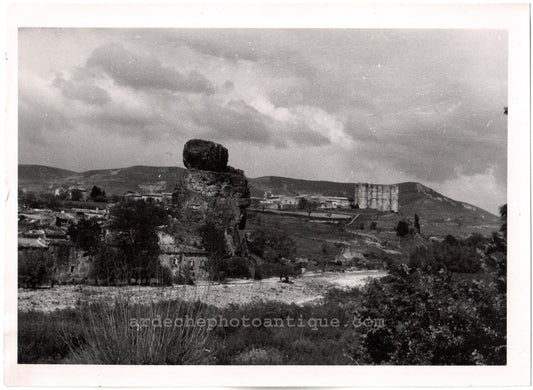 Alba la Romaine et Quartier la Roche.Aps.Ardèche.07.Vue Générale sur le hameau de la Roche, en premier plan la rivière l'Escoutay et en fond le village et le Château d'Alba.Stereo Scène de vie 1938.Photo argentique d'époque.