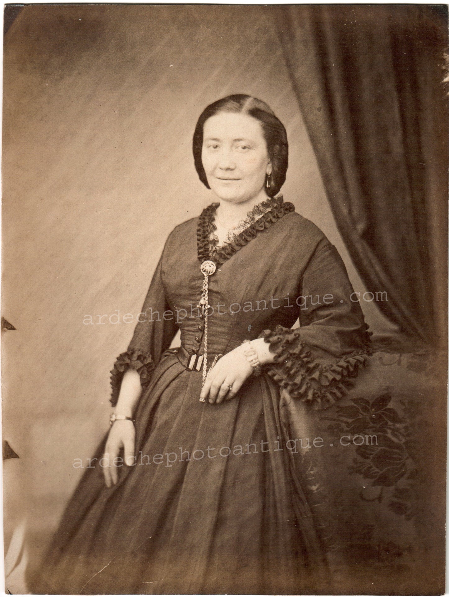 Jean-Baptiste Frénet (1814-1889).Photographie, 1855-1862, Portrait de trois quart d'une femme au rare sourire et regard malicieux, multiple bijoux. Tirage sur papier Albuminé,format 17x22,5 cm