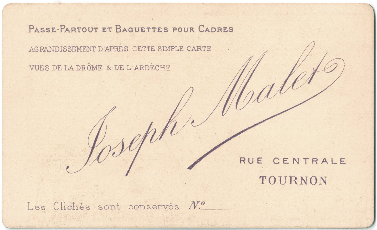 Cdv Ardèche Tournon. Photographe et Assureur Joseph Malet.Photographie d'une femme prise en buste.Format photo carte de visite 6,3x10,4cm.1880.2