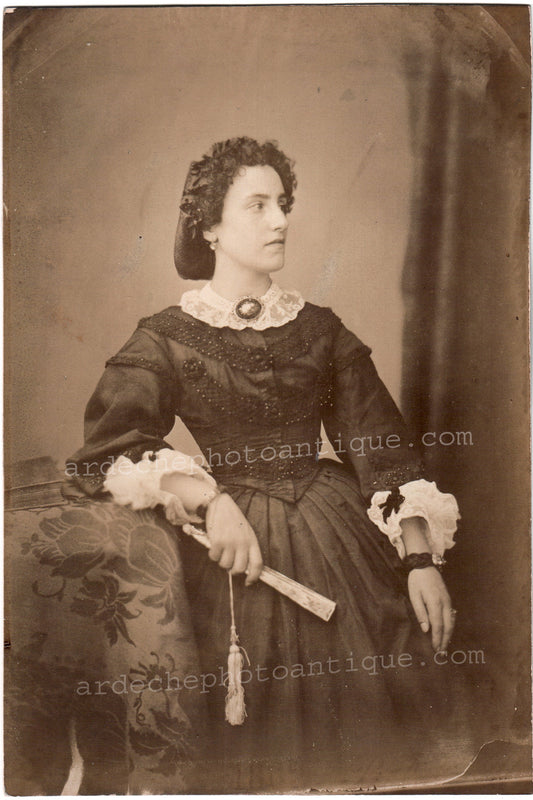 Jean-Baptiste Frénet (1814-1889).Photographie, 1855-1862, Portrait de profil d'une belle jeune femme, accoudé, éventail en main, bijoux camée. Tirage sur papier Albuminé, d'aprés un négatif au collodion, format 15x22,5 cm