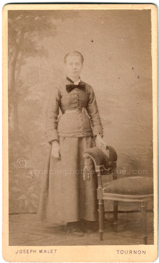Cdv Ardèche Tournon. Photographe et Assureur Joseph Malet.Photographie d'une femme prise en pied.Format photo carte de visite 6,3x10,4cm.1880