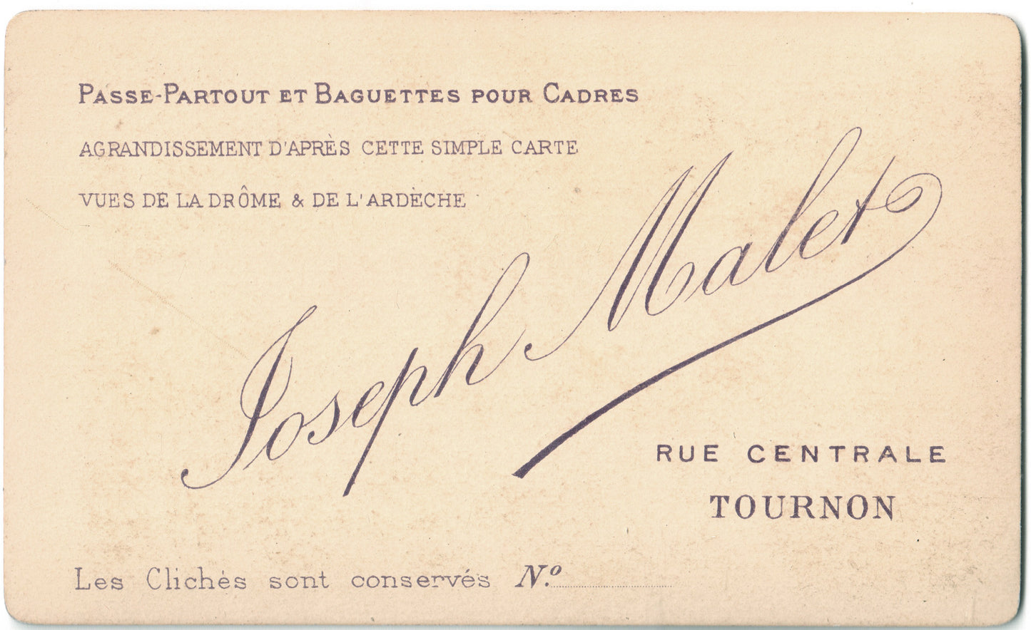 Cdv Ardèche Tournon. Photographe et Assureur Joseph Malet.Photographie d'une femme prise en pied.Format photo carte de visite 6,3x10,4cm.1880