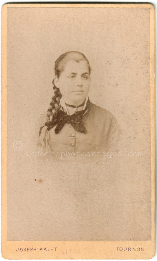 Cdv Ardèche Tournon. Photographe et Assureur Joseph Malet.Photographie d'une femme prise en buste.Format photo carte de visite 6,3x10,4cm.1880