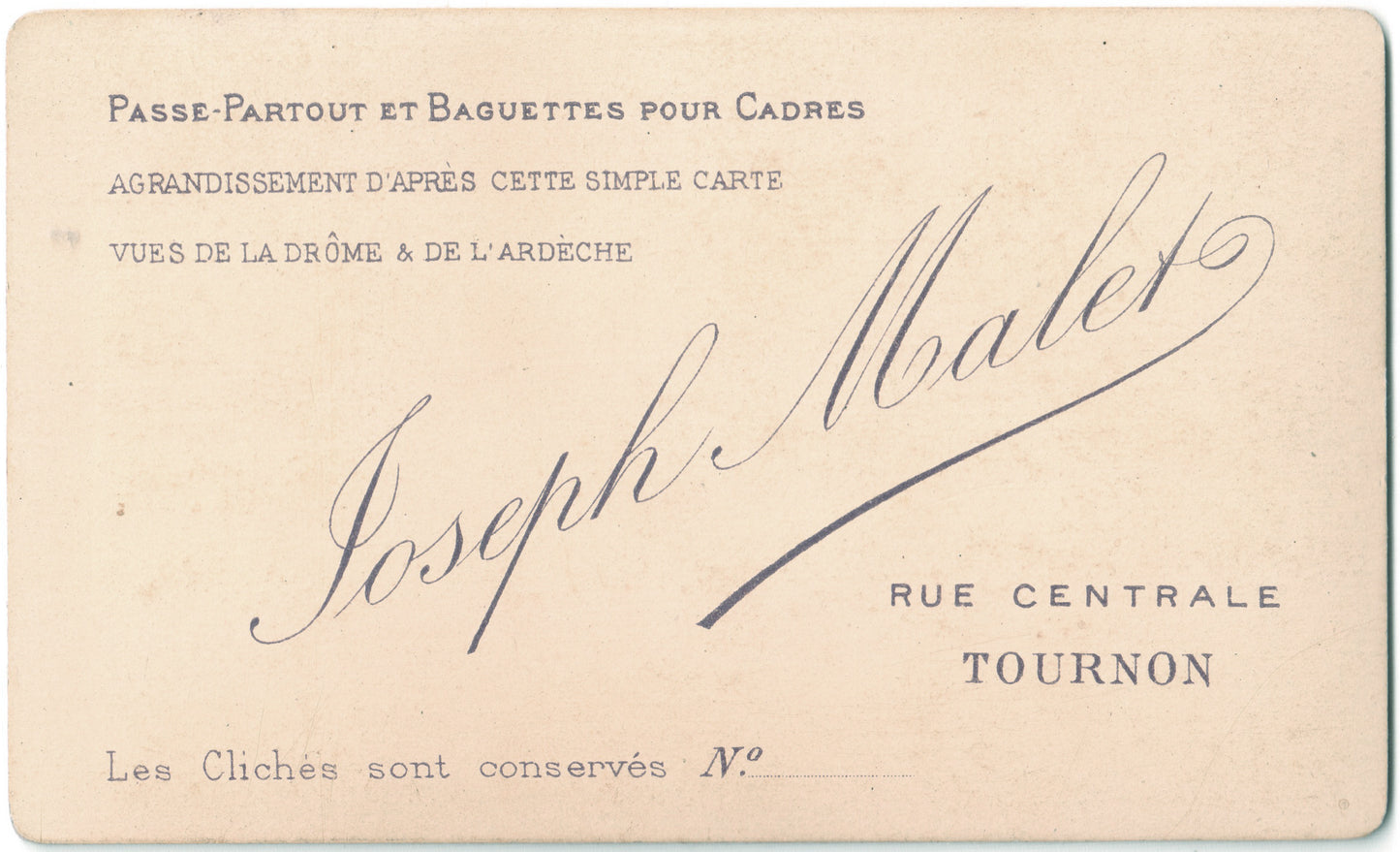 Cdv Ardèche Tournon. Photographe et Assureur Joseph Malet.Photographie d'une femme prise en buste.Format photo carte de visite 6,3x10,4cm.1880