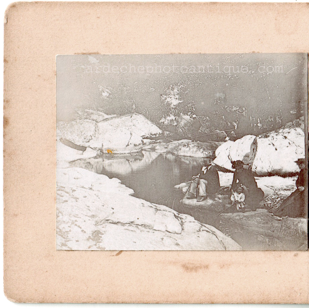 Alboussière.Ardèche.07.Pêche à la truite.Animée de personnages. Stereo Scène de vie. 1890 .Photo stéréo citrate.
