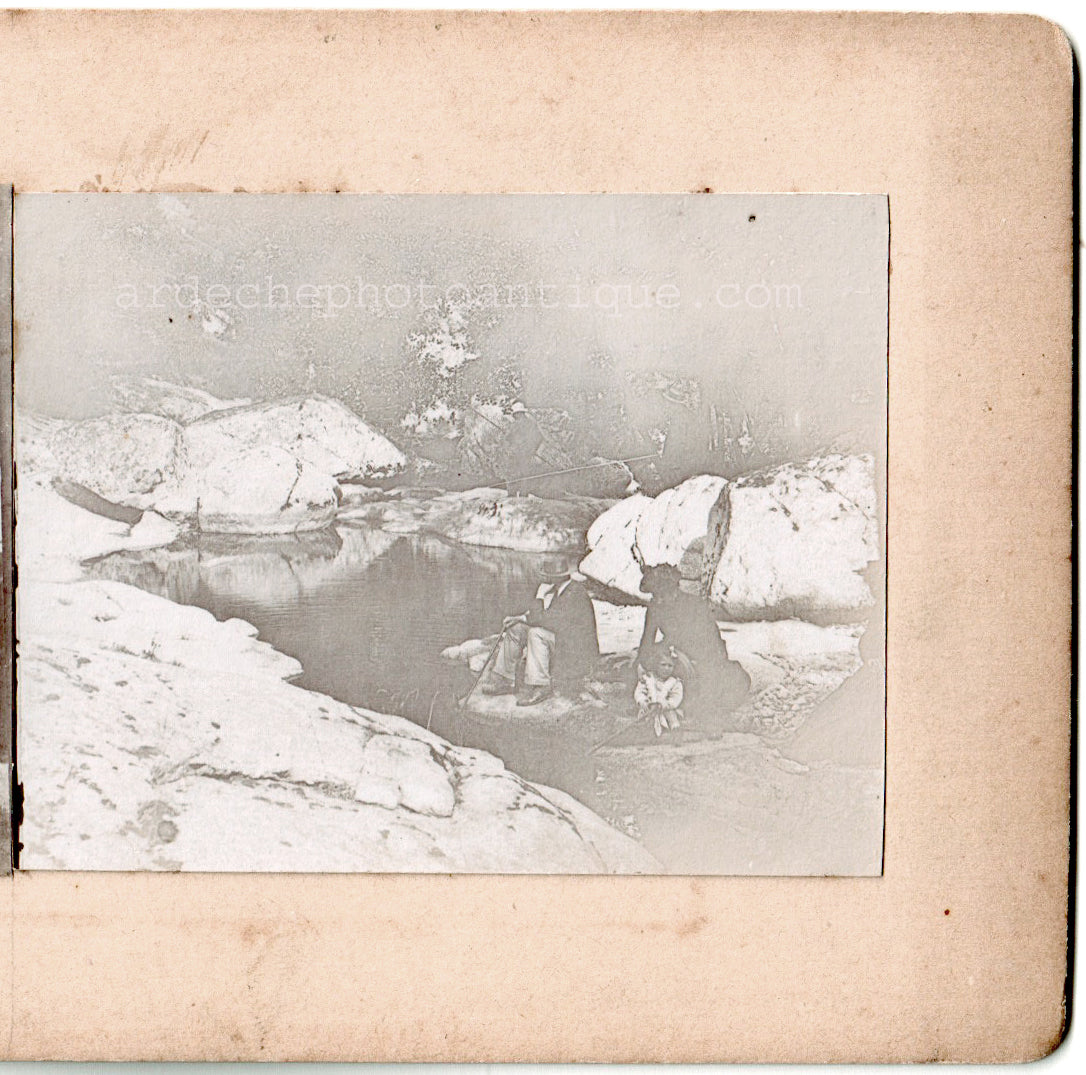 Alboussière.Ardèche.07.Pêche à la truite.Animée de personnages. Stereo Scène de vie. 1890 .Photo stéréo citrate.