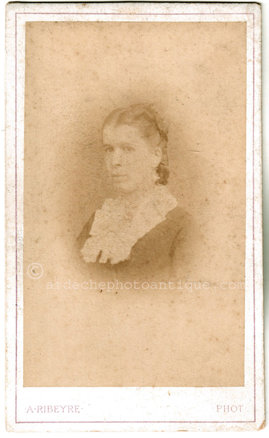 Cdv Ardèche Mme Chloé Martin. Photographe A.Ribeyre à Vals les Bains.Photographie d'une femme prise en buste.Format photo carte de visite 6,3x10,4cm.02/12/1874