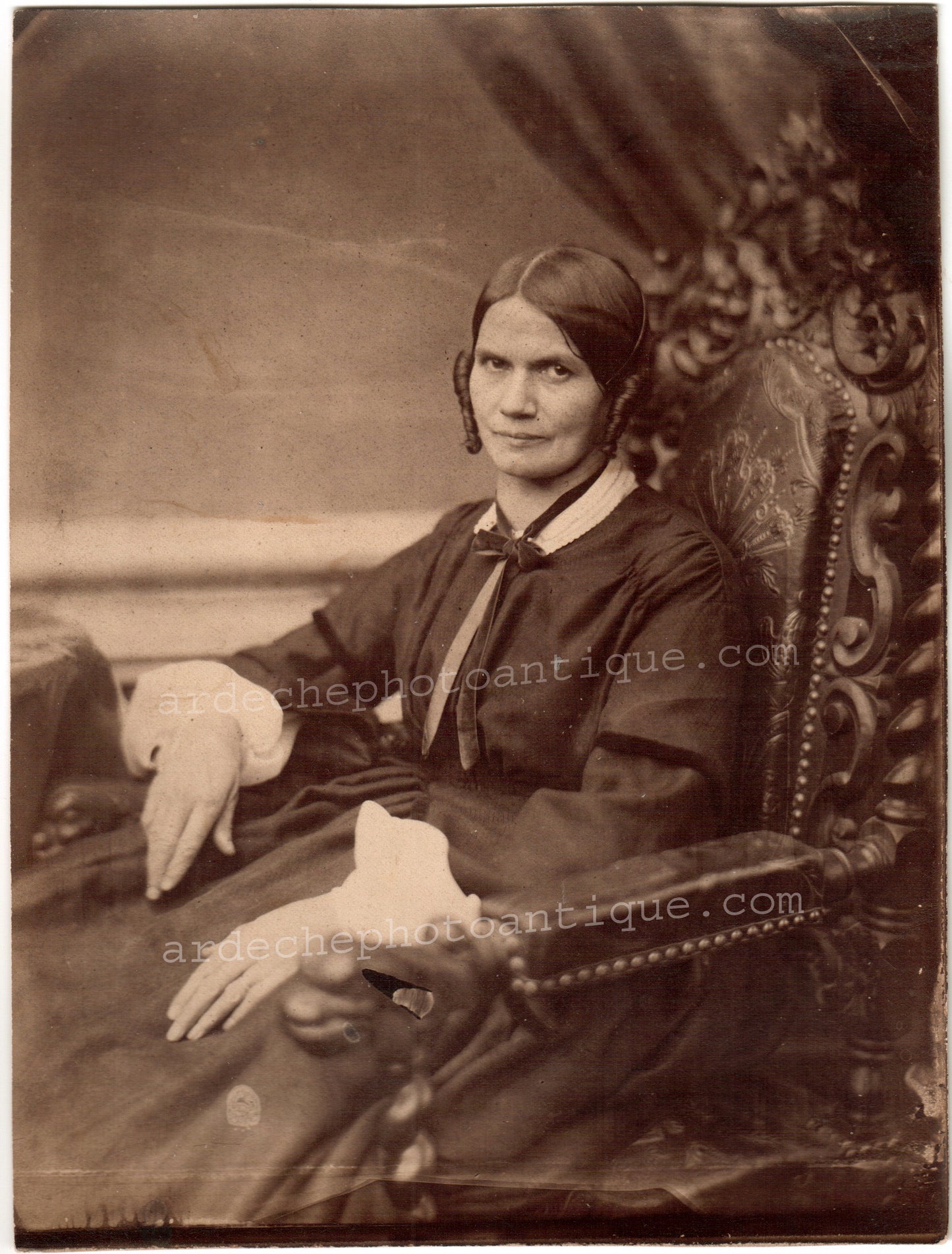 Jean-Baptiste Frénet (1814-1889).Photographie, 1855-1862, Portrait d'une femme à belle coiffe, assise dans un fauteuil, au regard méfiant, Tirage sur papier Albuminé, format 17x22,5 cm