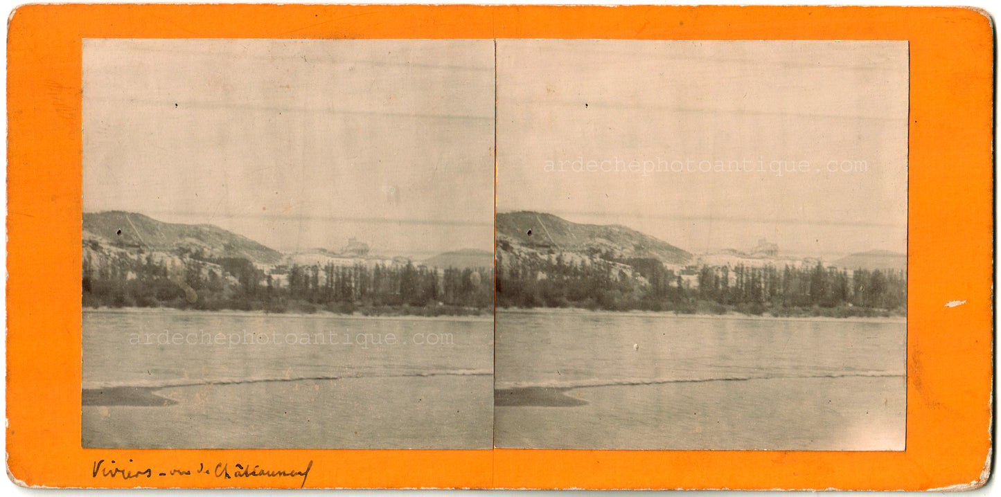 Viviers en Vivarais vue prise de Châteauneuf du Rhône.Ardèche.07.Vue générale du Rhône et de la ville. Stereo Scène de vie. 1890 .Photo stéréo citrate.
