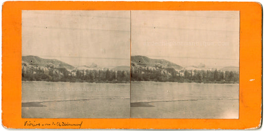 Viviers en Vivarais vue prise de Châteauneuf du Rhône.Ardèche.07.Vue générale du Rhône et de la ville. Stereo Scène de vie. 1890 .Photo stéréo citrate.