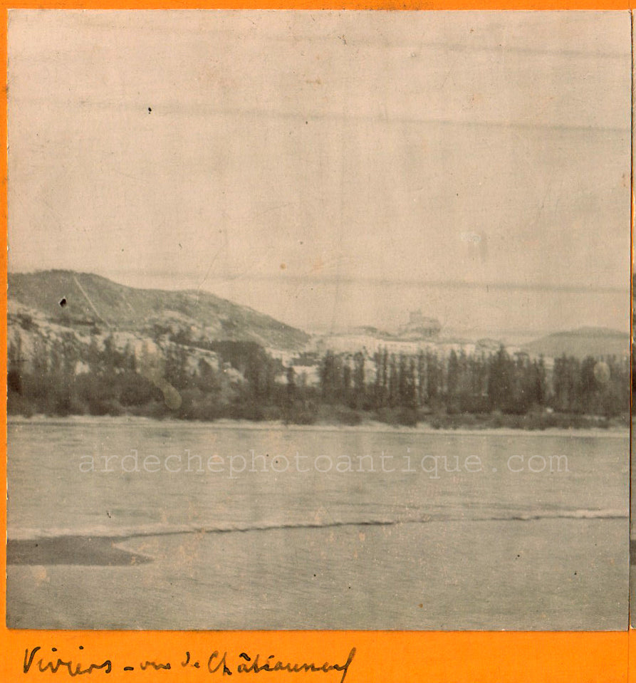 Viviers en Vivarais vue prise de Châteauneuf du Rhône.Ardèche.07.Vue générale du Rhône et de la ville. Stereo Scène de vie. 1890 .Photo stéréo citrate.