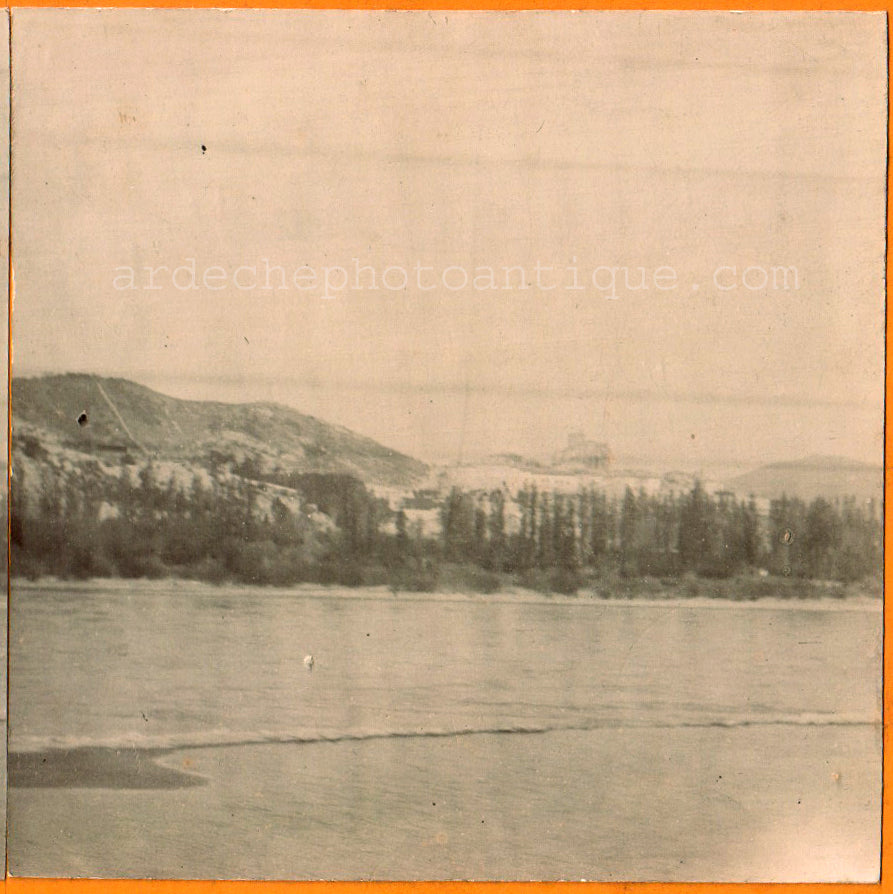 Viviers en Vivarais vue prise de Châteauneuf du Rhône.Ardèche.07.Vue générale du Rhône et de la ville. Stereo Scène de vie. 1890 .Photo stéréo citrate.