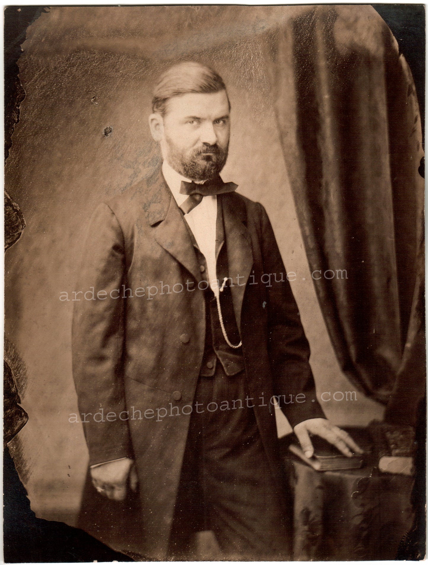 Jean-Baptiste Frénet (1814-1889).Photographie, 1855-1862, Portrait de trois quart, d'un homme barbu, élégant, la main posé sur un livre, Tirage sur papier Albuminé, format 17x22,3cm