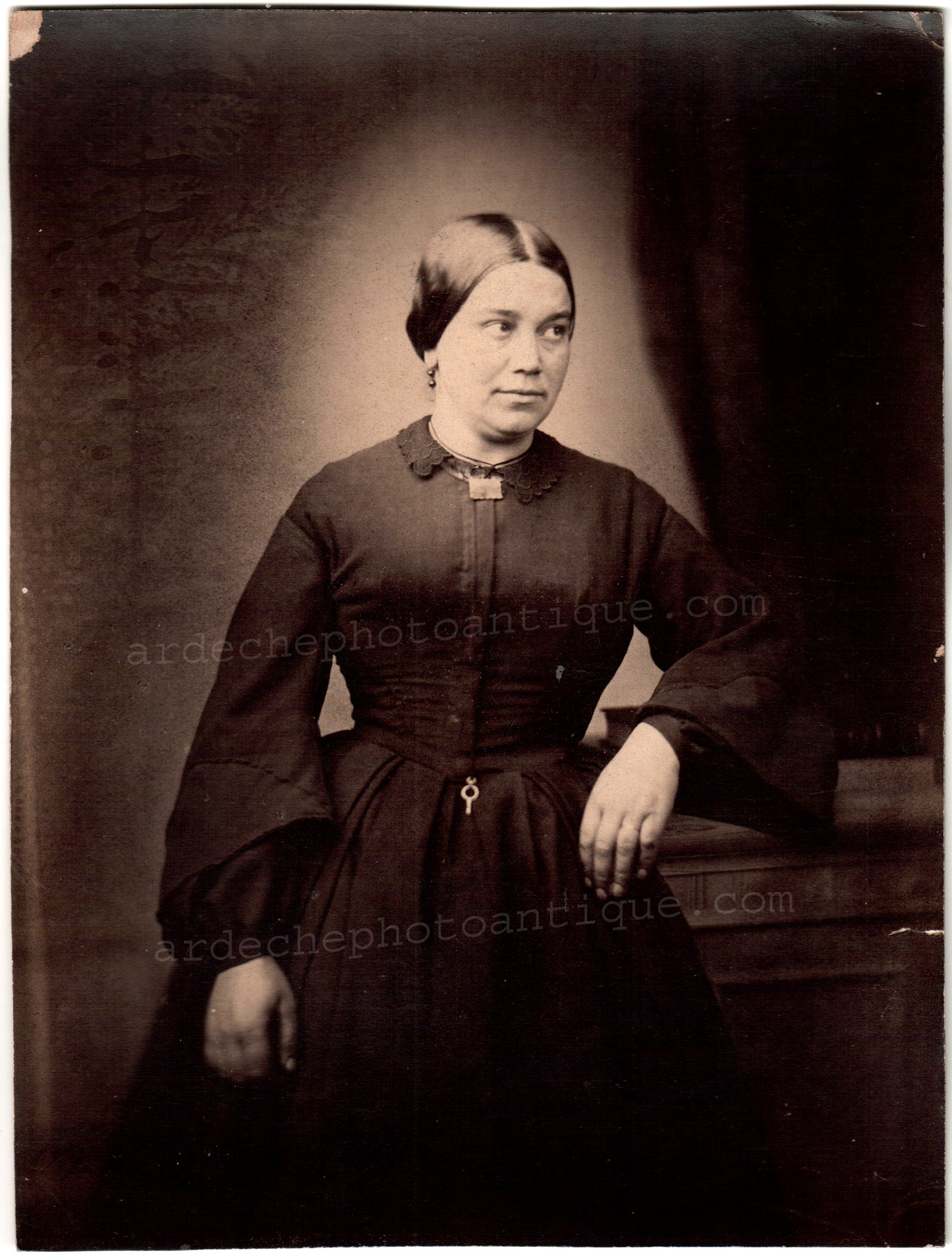Jean-Baptiste Frénet (1814-1889).Photographie, 1855-1862, Portrait d'une femme au regard détourné, Tirage sur papier Albuminé, format 16,5x22,1 cm.