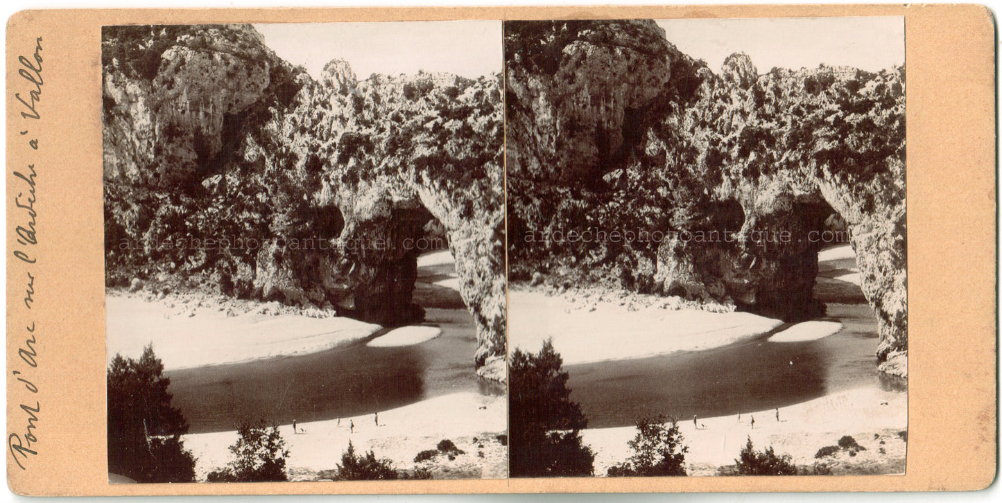 Le Pont d'Arc sur la rivière Ardèche à Vallon Pont d'Arc. Stereo Scène de vie. 1890 .Photo stéréo citrate. Animée de quelques personnages sur la plage
