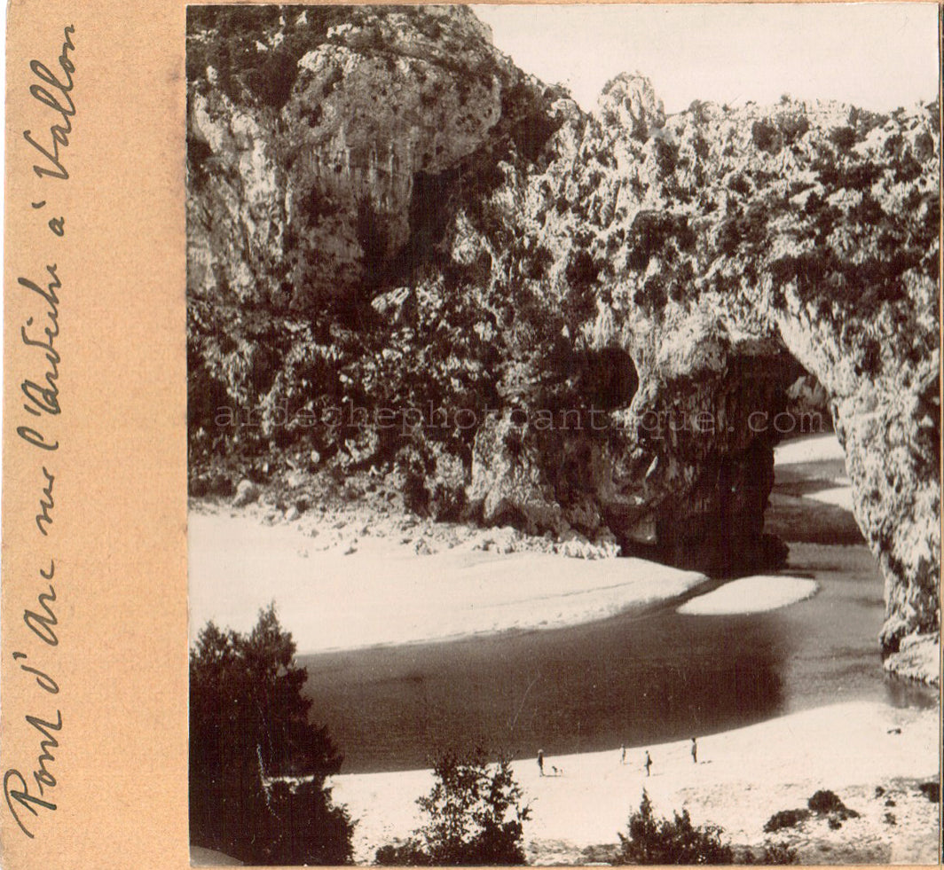 Le Pont d'Arc sur la rivière Ardèche à Vallon Pont d'Arc. Stereo Scène de vie. 1890 .Photo stéréo citrate. Animée de quelques personnages sur la plage