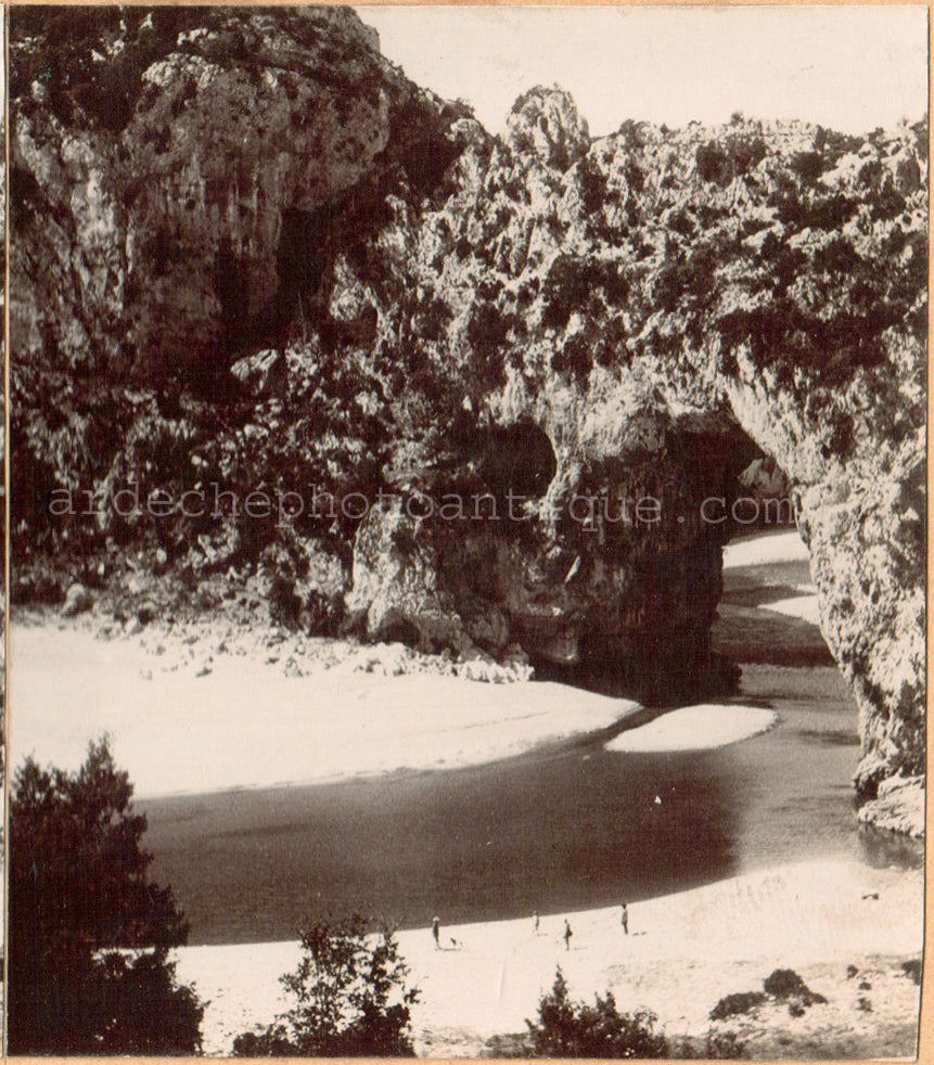 Le Pont d'Arc sur la rivière Ardèche à Vallon Pont d'Arc. Stereo Scène de vie. 1890 .Photo stéréo citrate. Animée de quelques personnages sur la plage