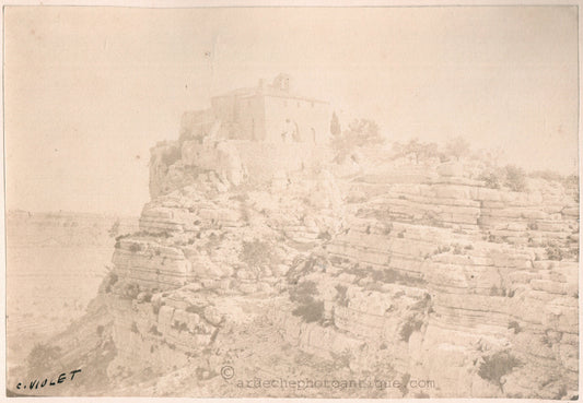 Bois de Païolive, Canton des Vans (Ardèche)L'Hermitage St Eugène. Photographe Vanséen Constantin Violet.Photographie.Format photo 11,5x16,8cm sur un support cartoline 21x29,7cm.1870