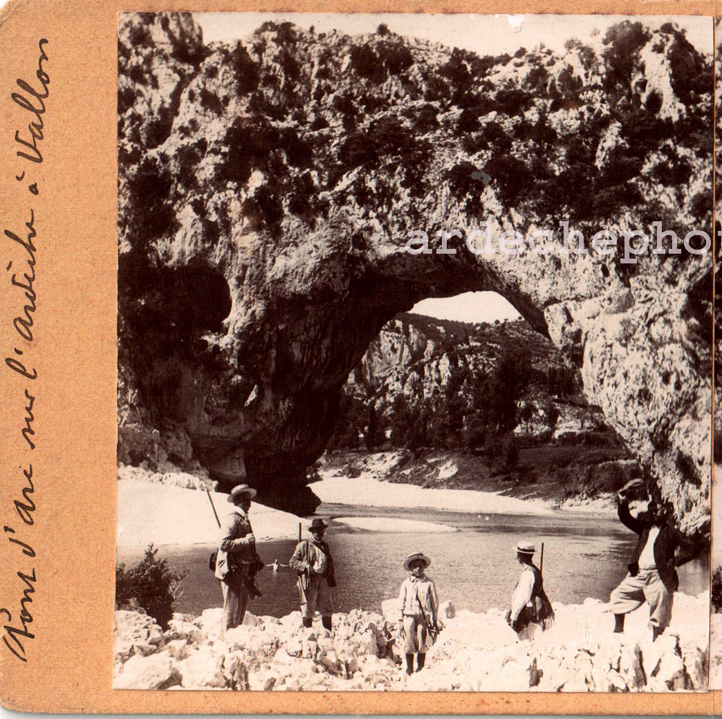 Le Pont d'Arc sur la rivière Ardèche à Vallon Pont d'Arc. Stereo Scène de vie. 1890 .Photo stéréo citrate. Animée de plusieurs personnages, chasseurs aux fusils.