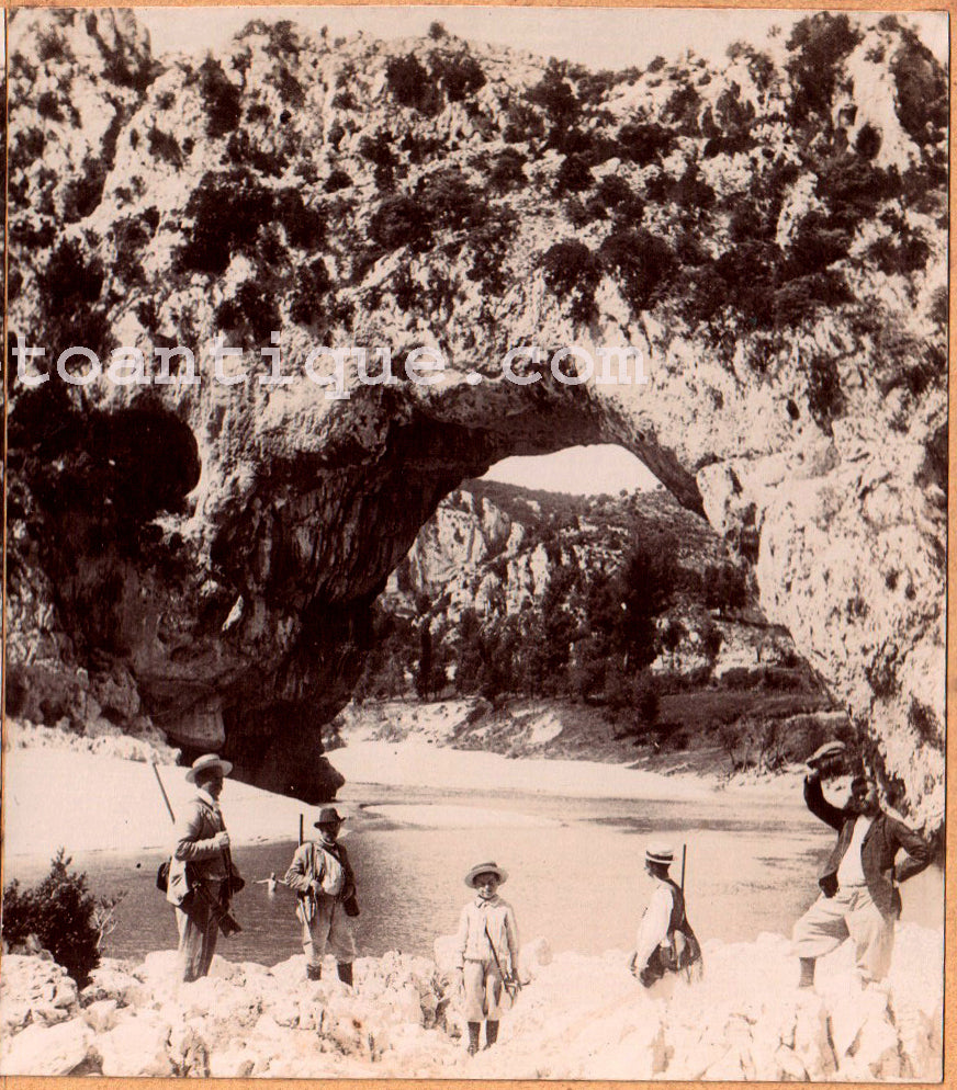 Le Pont d'Arc sur la rivière Ardèche à Vallon Pont d'Arc. Stereo Scène de vie. 1890 .Photo stéréo citrate. Animée de plusieurs personnages, chasseurs aux fusils.