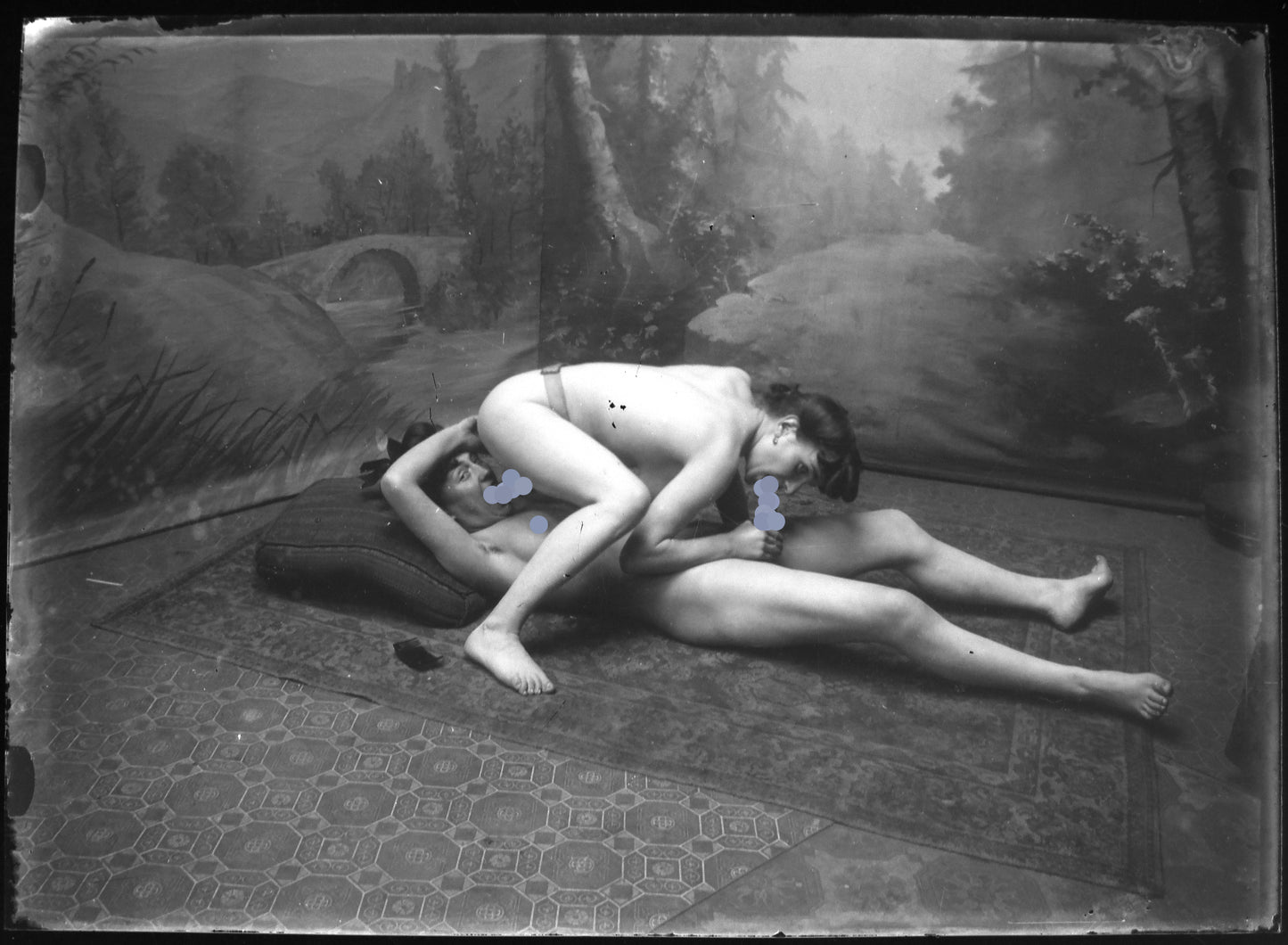 Nu, Erotisme, Artistique, Deux femmes nues sur un tapis.Plaque de verre négative 13x18cm , Photo image négatif sur verre 1900'.Réf:489