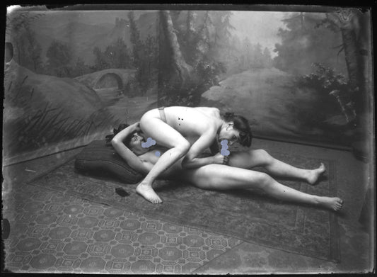 Nu, Erotisme, Artistique, Deux femmes nues sur un tapis.Plaque de verre négative 13x18cm , Photo image négatif sur verre 1900'.Réf:489