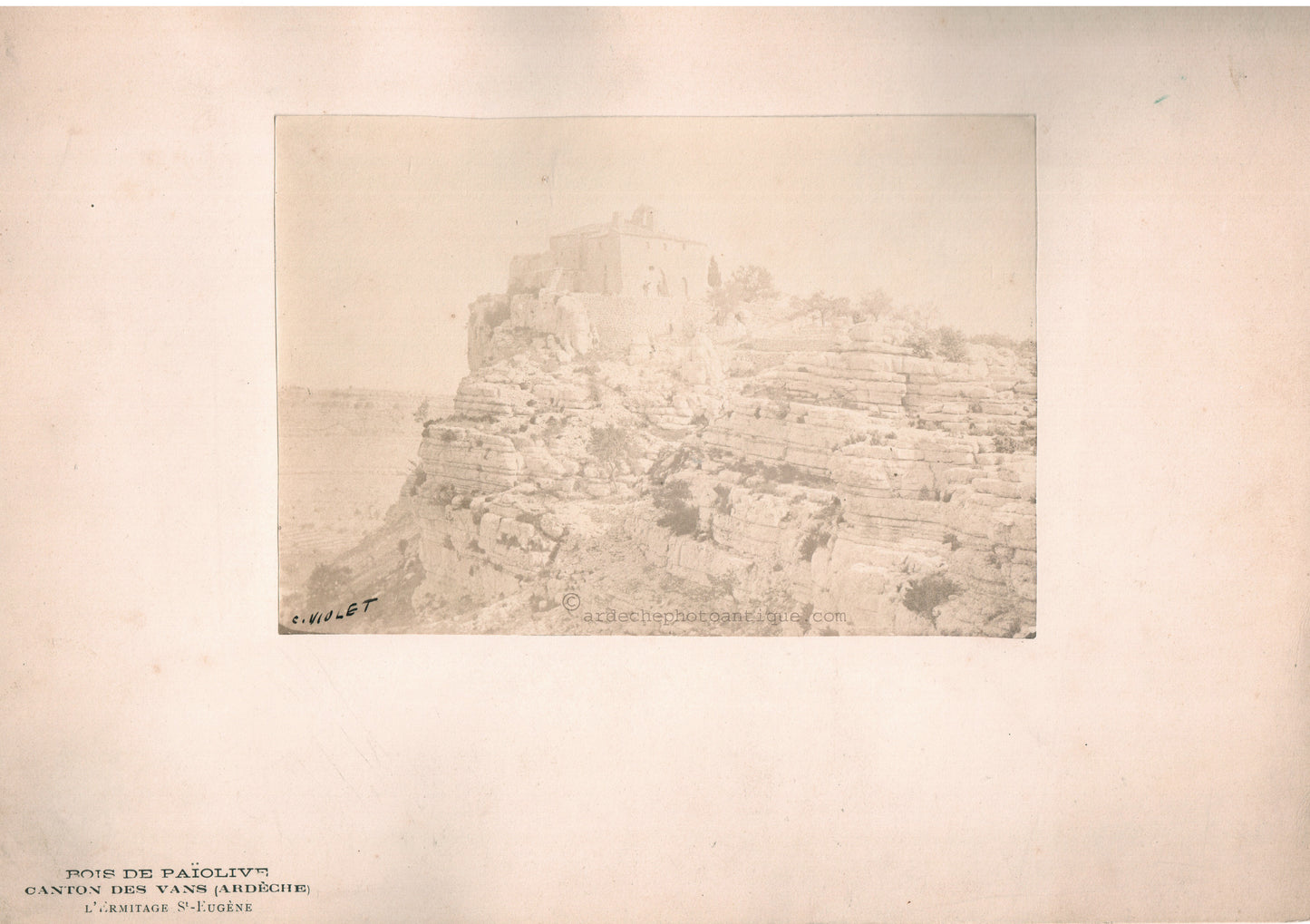 Bois de Païolive, Canton des Vans (Ardèche)L'Hermitage St Eugène. Photographe Vanséen Constantin Violet.Photographie.Format photo 11,5x16,8cm sur un support cartoline 21x29,7cm.1870
