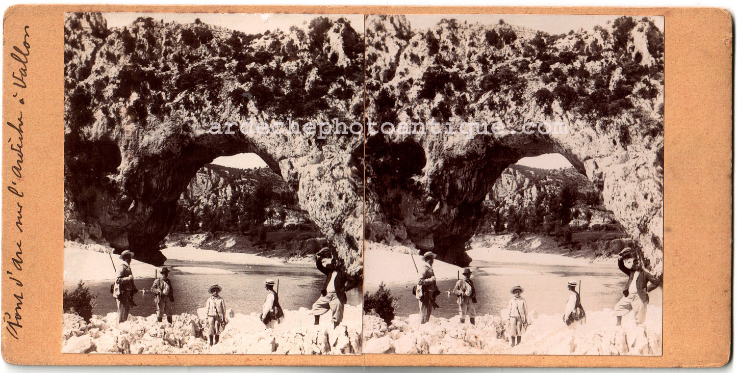 Le Pont d'Arc sur la rivière Ardèche à Vallon Pont d'Arc. Stereo Scène de vie. 1890 .Photo stéréo citrate. Animée de plusieurs personnages, chasseurs aux fusils.