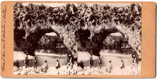 Le Pont d'Arc sur la rivière Ardèche à Vallon Pont d'Arc. Stereo Scène de vie. 1890 .Photo stéréo citrate. Animée de plusieurs personnages, chasseurs aux fusils.