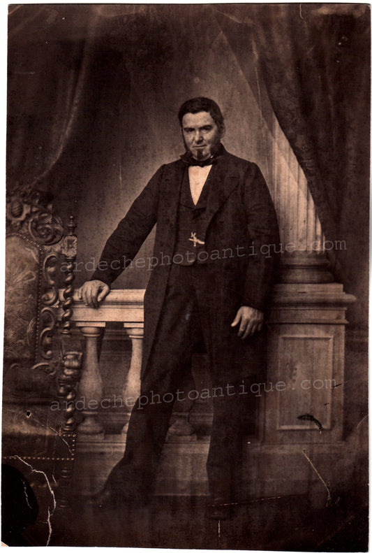 Jean-Baptiste Frénet (1814-1889).Photographie, 1855-1862, Portrait plein pied d'un homme à la barbichette, Tirage sur papier Albuminé, format 14,8x22cm.