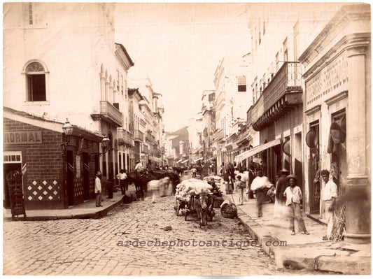 Brésil.Brasil.Pernambuco.Alfredo Ducasble 1880."Rue du Rangel, abords du marché" Photo Albuminée originale.Format photo 18,2cm x 25,2cm.