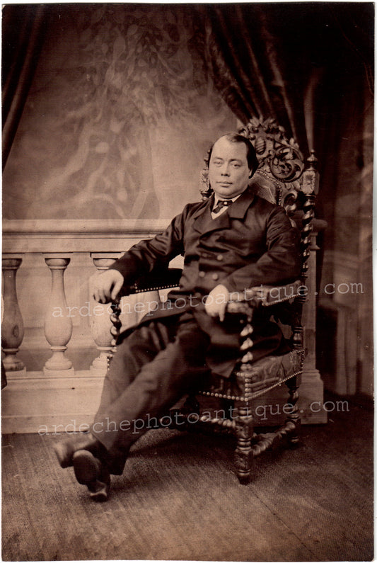 Jean-Baptiste Frénet (1814-1889).Photographie, 1855-1862, Portrait en entier d'un homme, avec assurance, notable dans un fauteuil, décor de studio, Tirage sur papier Albuminé, format 14x20,8cm