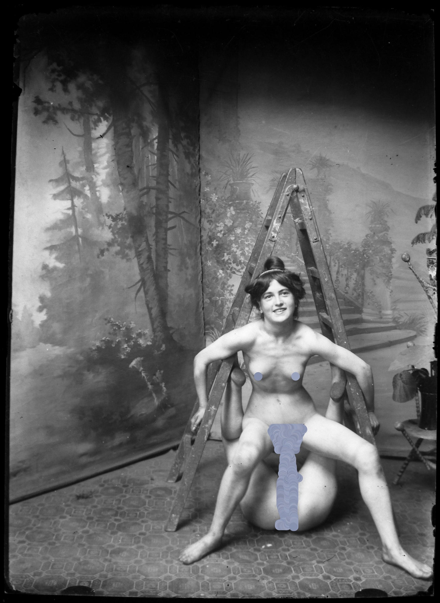 Nu, Erotisme, Artistique, Deux femmes nues et un escabeau.Plaque de verre négative 13x18cm , Photo image négatif sur verre 1900'.Réf:490